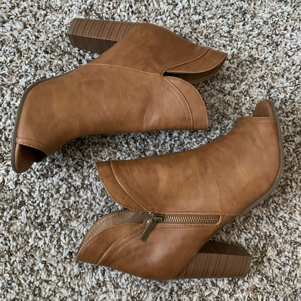 Breckelle Women Split Top Heel Peep Toe Bootie
